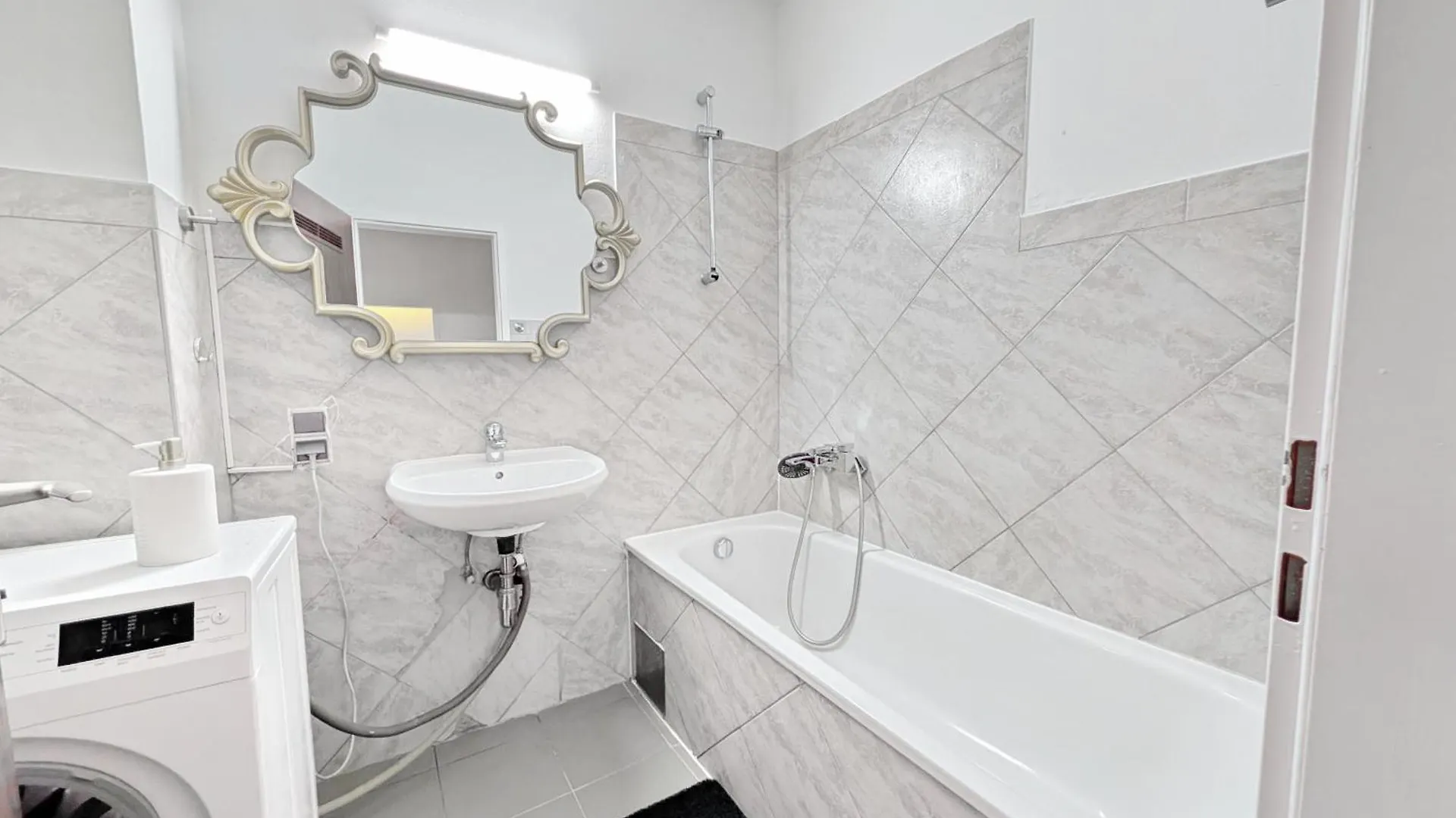 Charming Stay At Maerzstrasse Rooms Close To Vienna Attractions Mz49 Oostenrijk